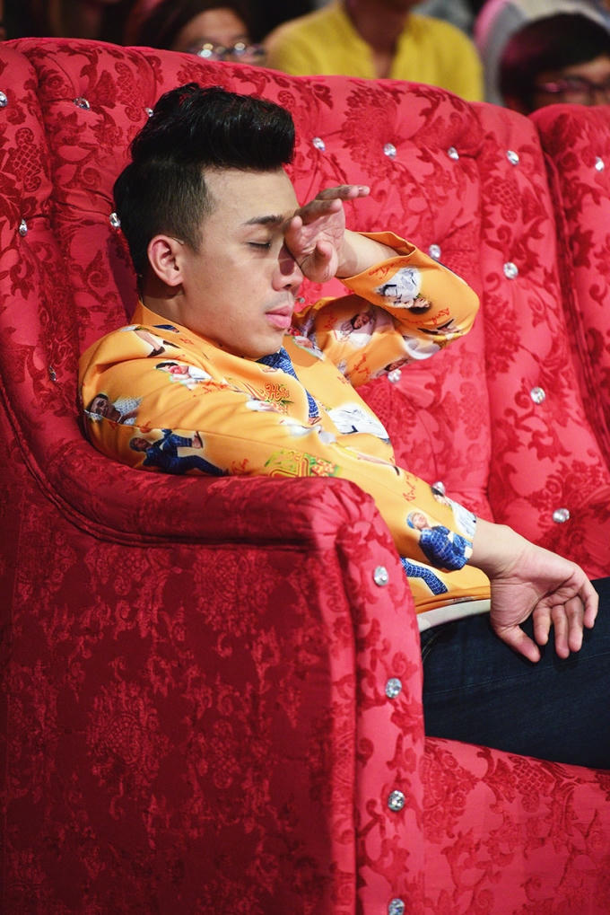 Gil L&ecirc; l&uacute;ng t&uacute;ng khi Trấn Th&agrave;nh tr&ecirc;u chọc chuyện bị &eacute;p lấy chồng