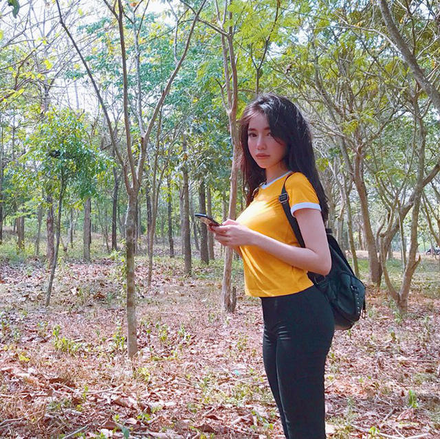Elly Trần gây bất ngờ với hình ảnh mặc đồ kín bưng nhưng vẫn lộ vòng 1 khủng của mình.