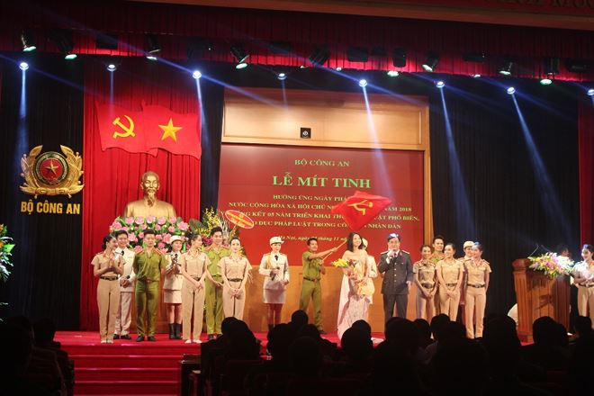 Chương trình văn nghệ chào mừng Lễ mít tinh hưởng ứng Ngày Pháp luật trong lực lượng Công an nhân dân.