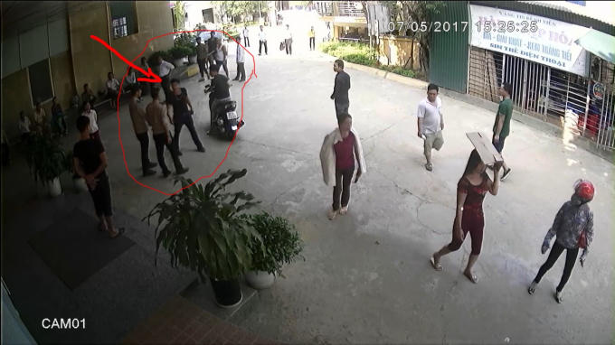 Các đối tượng đưa bệnh nhân đến bằng xe máy. (Ảnh: BVĐK Hùng Vương)