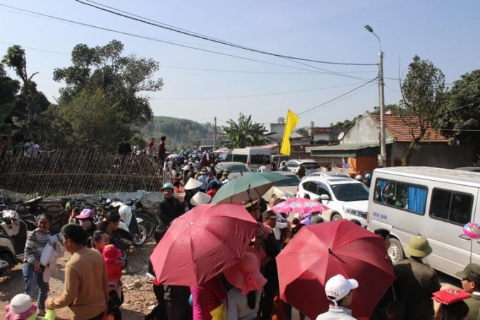Đoàn người đông nghịt tham gia lễ hội.