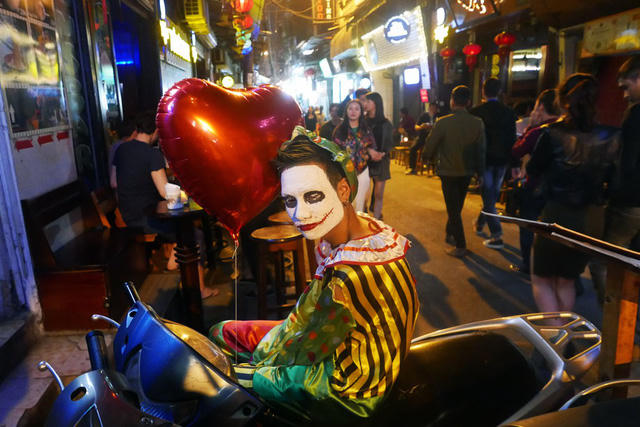 Một "chú hề ma" trong đêm Halloween ở phố cổ Hà Nội.