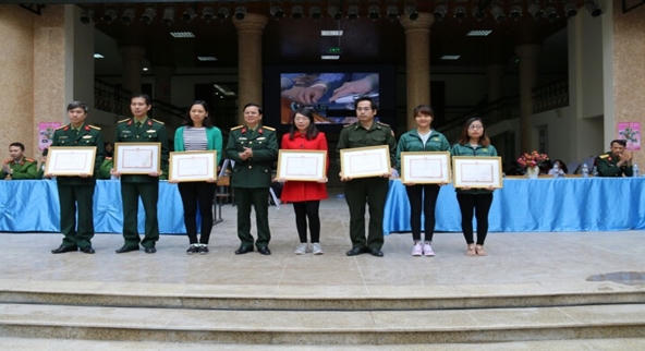 Trao tặng bằng khen cho những cán bộ, học viên tích cực tham gia các hoạt động hiến máu tình nguyện.