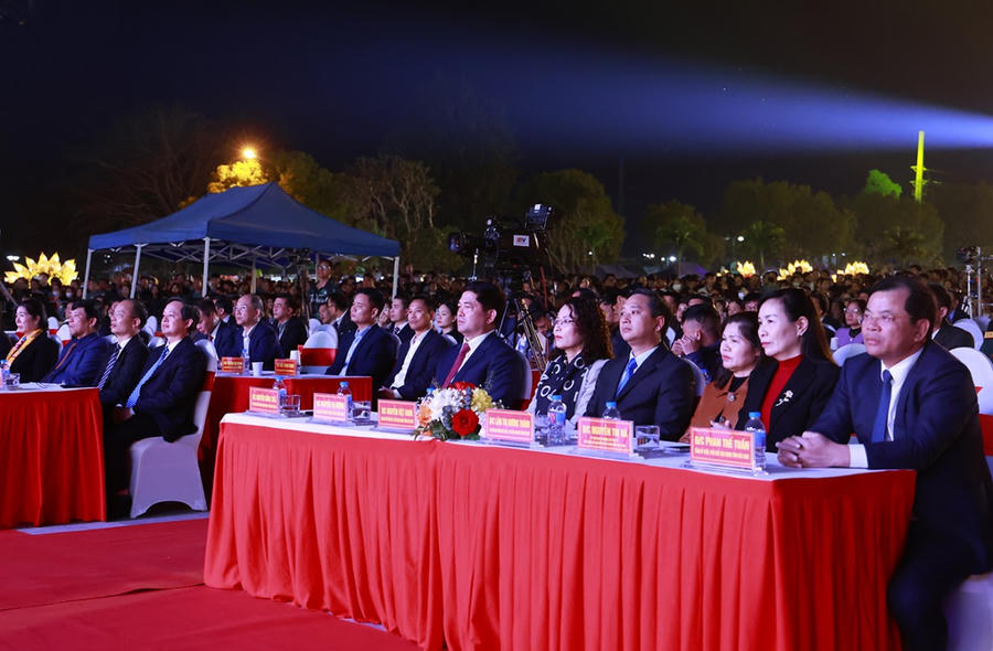 Các đại biểu tham dự lễ khai mạc.