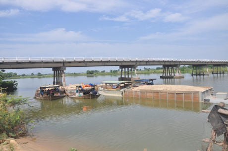 Hàng loạt ghe, thuyền khai thác cát trái phép bị bắt trên sông Thu Bồn.
