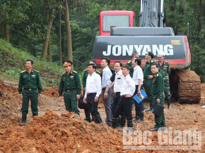 Phó Chủ tịch tỉnh Bắc Giang, ông Dương Văn Thái cùng lãnh đạo huyện Hiệp Hòa, Sở Nông nghiệp và PTNT có mặt tại hiện trường để kiểm ra, chỉ đạo xử lý tình trạng núi nứt gây ảnh hưởng đến người dân. (Ảnh Báo Bắc Giang).