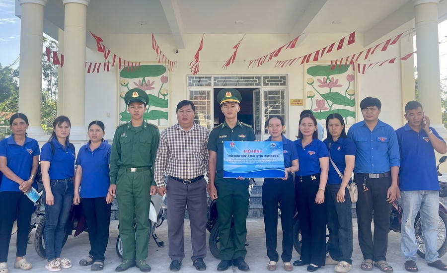 Chi đoàn Đồn Biên phòng cửa khẩu quốc tế Vĩnh Xương phối hợp với Đoàn Thanh niên xã Vĩnh Xương ra mắt mô hình “Mỗi đoàn viên là một tuyên truyền viên”, góp phần nâng cao nhận thức của người dân về công tác bầu cử.