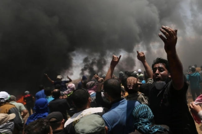 Người Palestine đốt lốp xe bày tỏ sự phản đối. (Ảnh: Reuters)