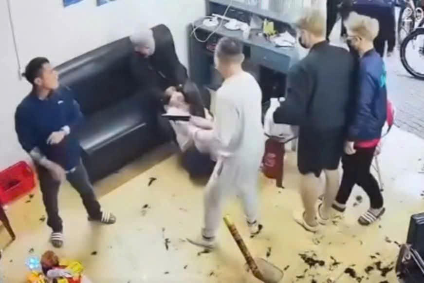 Hình ảnh nhóm đối tượng sử dụng hung khí đe doạ, uy hiếp tinh thần và trực tiếp đánh gây thương tích cho anh D.V.T.