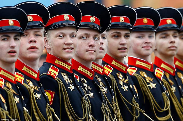 Các binh sĩ Nga mặc quân phục diễn tập diễu hành qua Quảng trường Đỏ ở Moscow, chuẩn bị cho lễ duyệt binh Ngày Chiến thắng. (Ảnh: Getty)
