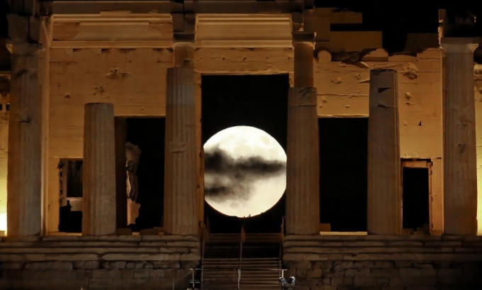 Siêu trăng được nhìn từ cổng Propylaea ở thành cổ Acropolis, Athens, Hy Lạp. (Ảnh: Reuters)