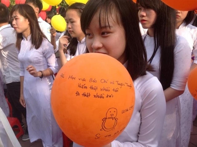 Các em đã lưu dấu ấn của mình trên từng con đường, ghế đá, hàng cây, lớp học, hành lang, sân trường,… Các em cũng lưu lại trong trái tim thầy cô những ký ức đẹp. Ảnh: Trần Hiếu.