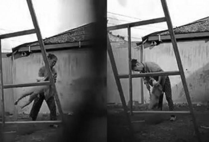 Người giữ trẻ hành hạ bé trai giữa trời giá rét. (Hình chụp từ clip trên mạng xã hội)