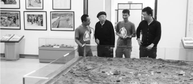 Ông Vừ Mí Kẻ (thứ 2 từ trái sang) đang chỉ về con đường Hạnh Phúc trong mô hình mô phỏng lại ở Bảo tàng Hà Giang.