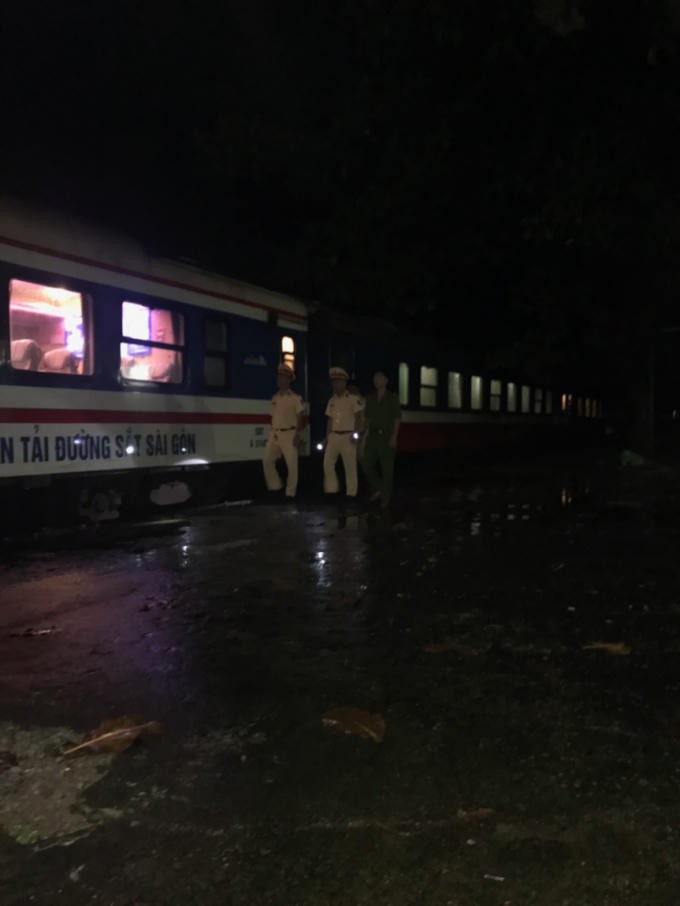 Đến khoảng 21h đêm, tuyến đường sắt đi qua đoạn đèo Hải Vân đã được giải phóng, đoàn tàu SE3 và nhiều tuyến tàu khác tiếp tục hành trình.