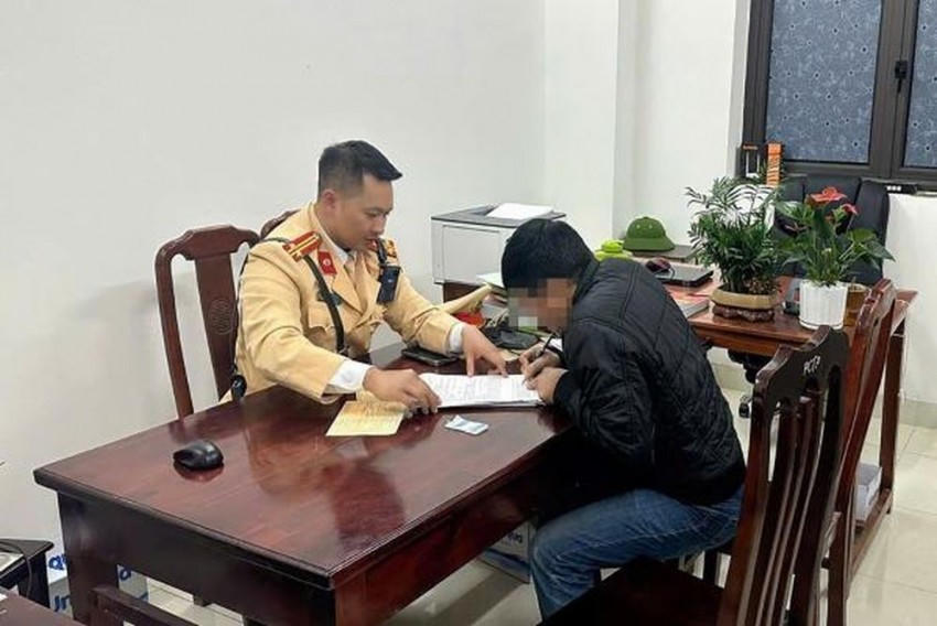 CSGT làm việc với một trường hợp vi phạm.