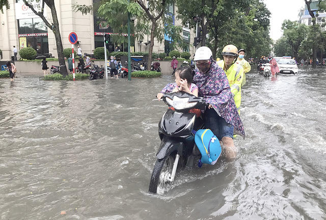 Ngã tư Phan Bội Châu - Lý Thường Kiệt (quận Hoàn Kiếm) ngập nặng nhất trong sáng nay.