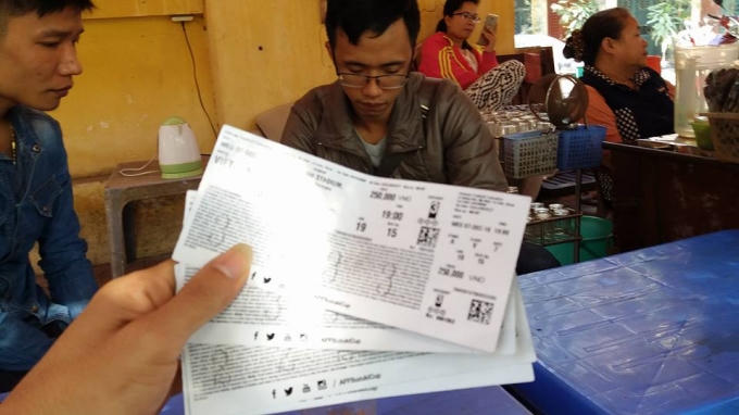 Nhiều người hâm mộ háo hức chờ theo dõi trận đấu kịch tính giữa Việt Nam - Indonesia.