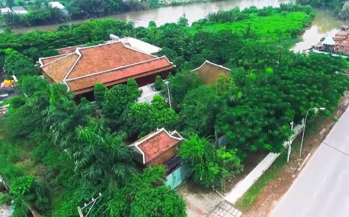 "Biệt phủ" trên diện tích gần 3.000 m2 ở trung tâm huyện Bình Chánh (TP HCM), đứng tên con gái nguyên lãnh đạo Ngân hàng Nhà nước, đang gây xôn xao dư luận.