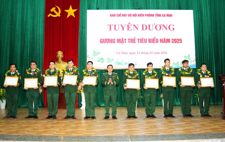 Đại tá Nguyễn Quang Hà – Phó Chính ủy Ban Chỉ huy BĐBP tỉnh Cà Mau trao hoa, Giấy chứng nhận và tuyên dương các “Gương mặt trẻ tiêu biểu” BĐBP tỉnh năm 2025.