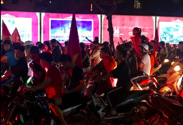 Người d&acirc;n cả nước s&ocirc;i động mừng chiến thắng của đội tuyển Việt Nam