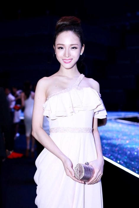 Cô được đánh giá là người có học thức và thông minh.