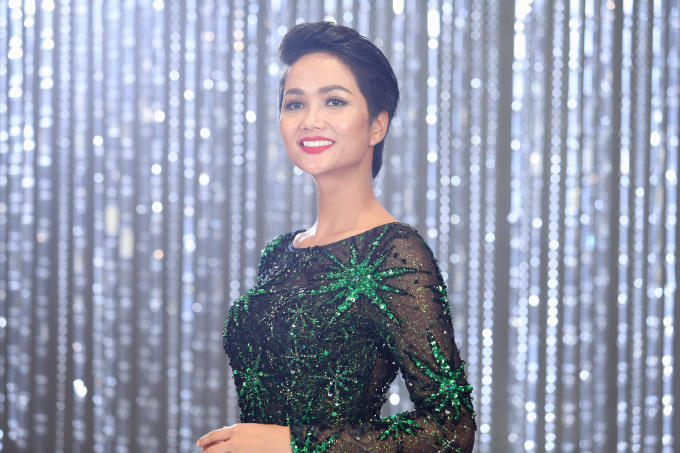 Thí sinh Hoa hậu Hoàn vũ khoe sắc trong video truyền cảm hứng cộng đồng