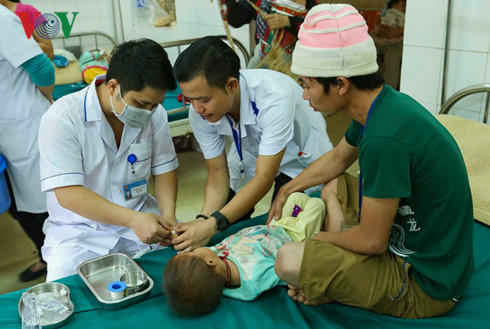 Số lượng trẻ nhập viện tăng đột biến chủ yếu là các bệnh về hô hấp và tiêu chảy.