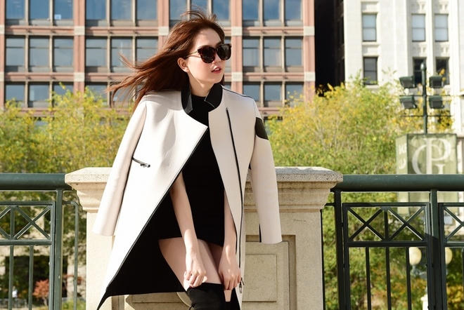 C&ocirc; mặc v&aacute;y thun b&oacute; s&aacute;t v&agrave; chiếc &aacute;o kho&aacute;c m&agrave;u trắng tr&ocirc;ng v&ocirc; c&ugrave;ng quyến rũ.