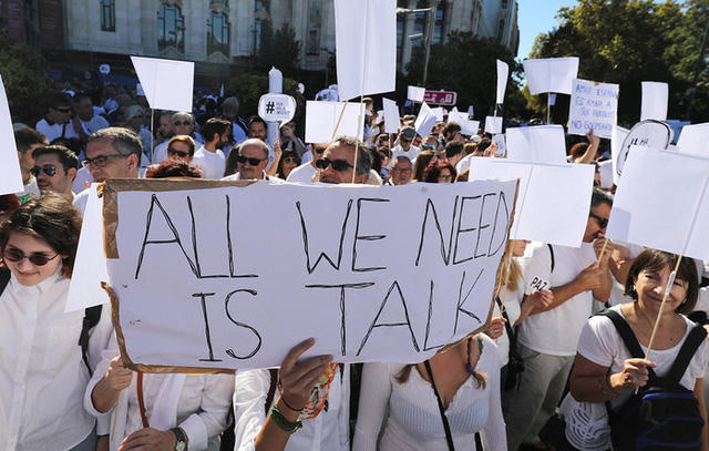 Hôm 1/10, Catalonia đã tiến hành cuộc trưng cầu dân ý về việc độc lập khỏi Tây Ban Nha, với kết quả là 90% cử tri ủng hộ điều này. Chính phủ Tây Ban Nha gọi cuộc trưng cầu dân ý là bất hợp pháp, trong khi giới chức Catalonia cho biết sẽ tuyên bố độc lập trong thời gian tới. (Ảnh: RT)