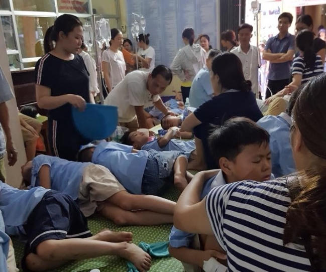 Hàng trăm học sinh ở Ninh Bình nhập viện sau bữa trưa tại trường.