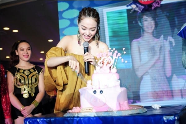 Cô cắt bánh sinh nhật trong tiếng hò reo của các fan hâm mộ.