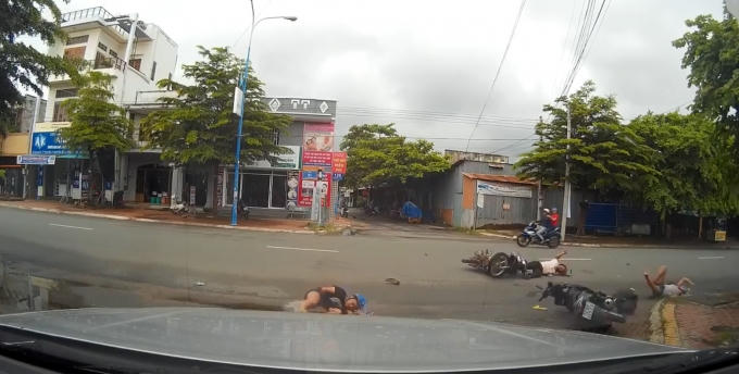 Vụ tai nạn khiến cả 3 người ngã văng ra đường.