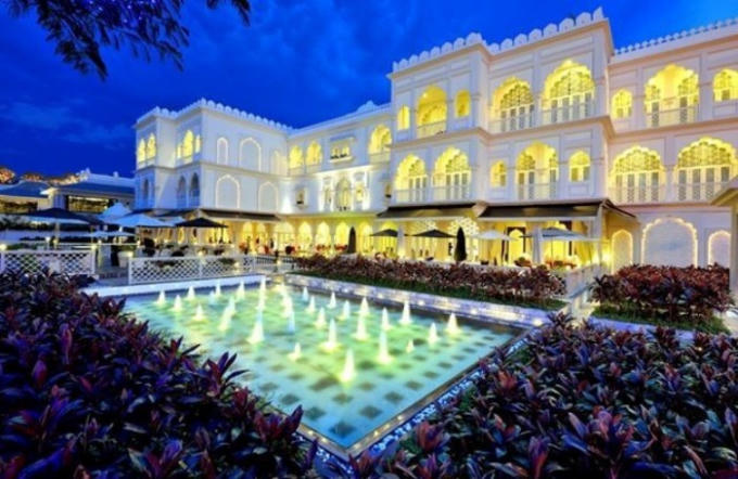 Tổng giám đốc Công ty Chloe Hospitality là bà Đào Ngọc Bảo Phương, sinh năm 1994