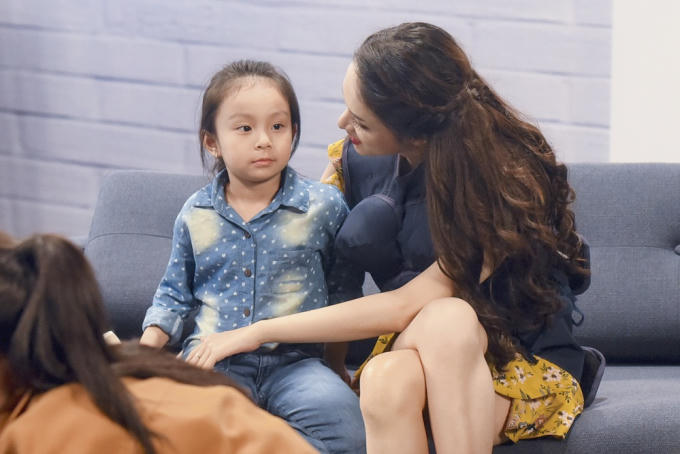 Xúc động khi Hương Giang chia sẻ thời đi học không được bạn bè tôn trọng