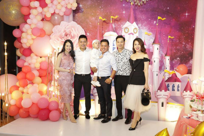 Cũng trong buổi tiệc, ca sĩ Tuấn Hưng chia sẻ về niềm vui khi đang có một gia đình hạnh phúc. Anh gửi lời cảm ơn tới người bạn đời Hương Baby đã sinh cho hai người con kháu khỉnh và cùng anh chia sẻ những vui buồn trong cuộc sống.