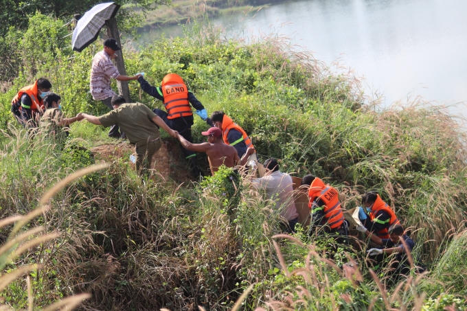 Thi thể nạn nhân được đưa lên bờ.