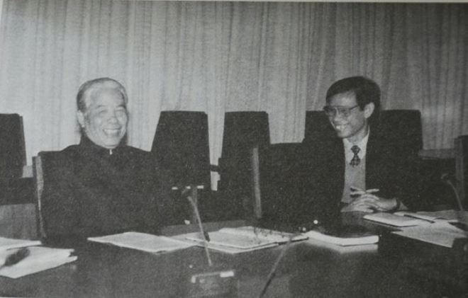 Tháng 12-1996, trên cương vị Tổng Biên tập Báo Nhân Dân, tác giả báo cáo với Tổng Bí thư Đỗ Mười các công việc cuối cùng đưa Báo Nhân Dân từ bốn trang lên tám trang với măng sét mới.