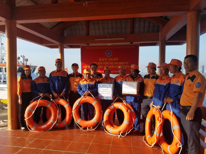 8 thuyền viên tàu ĐNa 90946 TS nhận được sự hỗ trợ kịp thời từ Trung tâm 2.