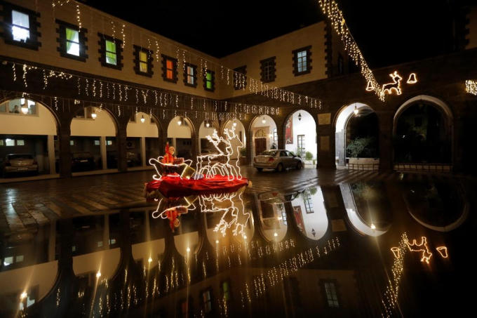 Aleppo từng là thành phố lớn nhất Syria. Thành phố bị chia cắt sau nhiều năm chiến tranh ác liệt, một phần trong quyền kiểm soát của quân chính phủ, trong khi phần còn lại rơi vào tay các nhóm phiến quân Hồi giáo.