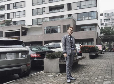 Một số bức ảnh m&agrave; nam ca sĩ chụp lại được cho l&agrave; đứng dưới khu nh&agrave; cao tầng hiện đại.