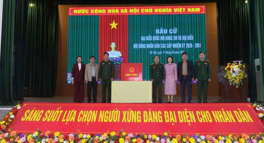 Đồng chí Phạm Quang Ngọc – Phó Bí thư Đảng ủy, Chủ tịch UBND xã Sóc Sơn (thứ 2 từ trái qua)