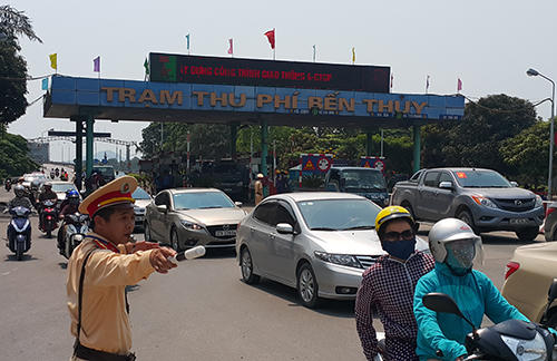 Trạm thu phí phải mở barie khi ùn tắc dịp 30/4 (Ảnh: Hải Bình)