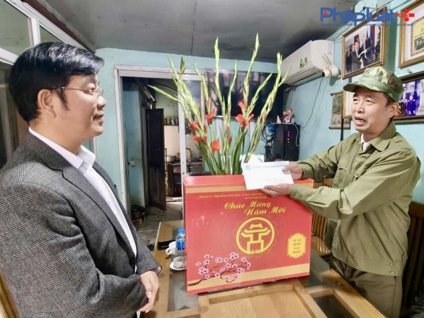 Đại diện các cơ quan, đoàn thể xã Đại Thanh hăm hỏi, tặng quà gia đình bệnh binh làm chủ doanh nghiệp trên địa bàn.