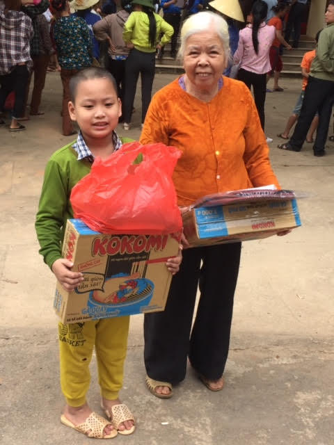 Nụ cười trên môi của hai bà cháu.