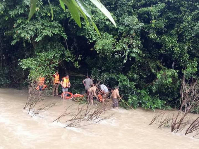 Lực lượng chức năng tìm kiếm thi thể ông Cường.