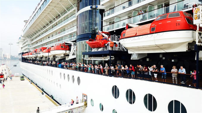 Cảng tàu khách du lịch quốc tế Hạ Long lần đầu đón hai tàu 5 sao neo đậu cùng lúc