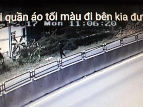 Người mặc quần áo tối màu xuất hiện ở khu vực xe taxi là Lê Hồng Quân.