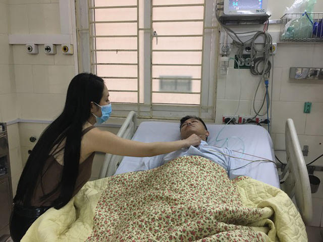 Thu Hương, bà xã Tuấn Hưng chăm sóc chồng tại bệnh viện. Cô cho biết, chồng mình suy sụp và khóc rất nhiều khi liveshow đúng ngày sinh nhật bị hủy sát giờ diễn.