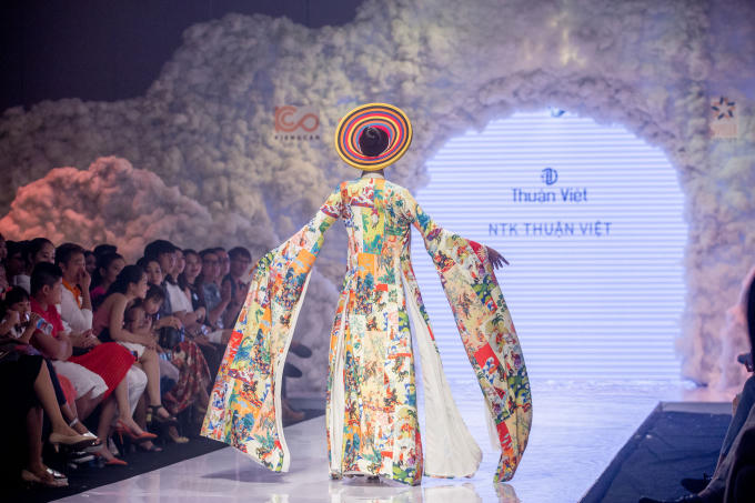 Trương Thị May rạng rỡ l&agrave;m vedette cho show diễn của Thuận Việt